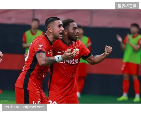 海港前锋莱昂纳多半程数据大幅下滑，球队整体进攻火力不足是战绩不佳主因